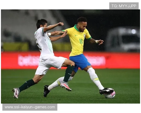 内马尔挑球突破并送出直线传递，巴西锋线获得绝佳点位